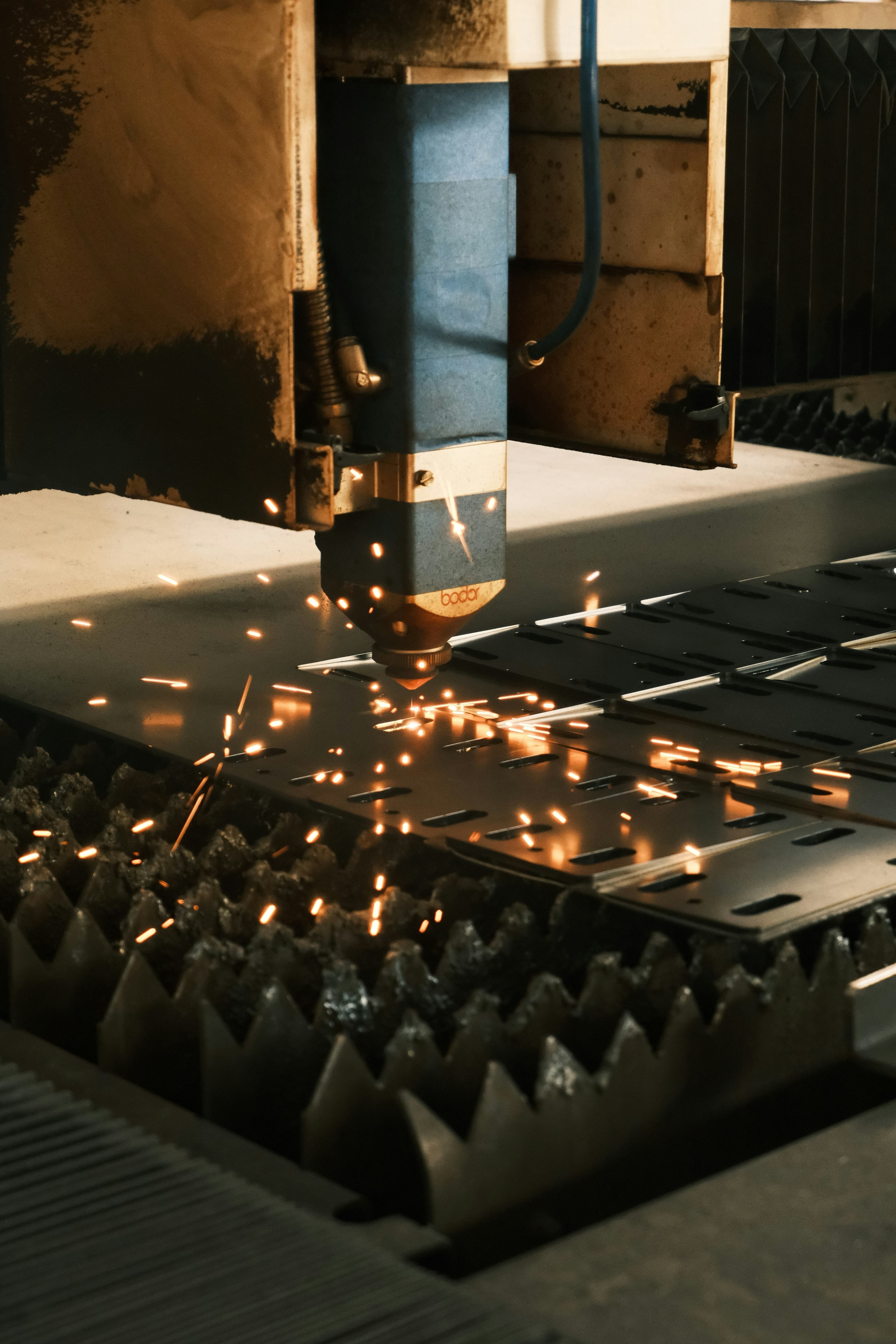 Metal levha kesim işleminde kıvılcım detayı